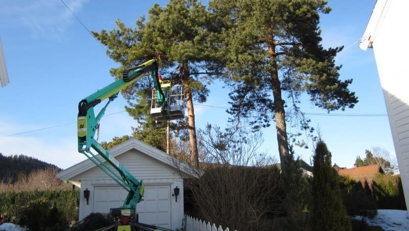 Gravemaskin foran garasje